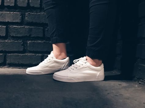 Vans Old Skool True White Old Skool Vans Outfit, White Old Skool Vans, Vans Old Skool White, White Vans Shoes, Vans Classic Old Skool, Back To School Outfits For Teens, Vans Outfit, Sneakers Vans, Vans White