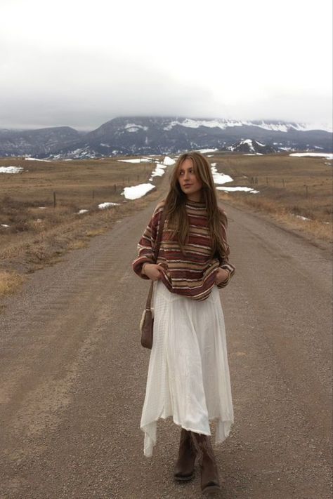 Estilo Hippy, Looks Pinterest, Mode Hippie, Long Skirt Outfits, Estilo Hippie, Neue Outfits, The Number 1, Dirt Road, Winter Trends