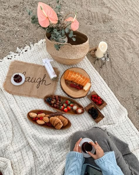 Aesthetic Picnic Food, Picnic Photo Ideas, Romantic Picnic Food, Dreamy Picnic, Beach Dates, Elements Photography, Picnic Date Food, Picnic Pictures, Picnic Planning