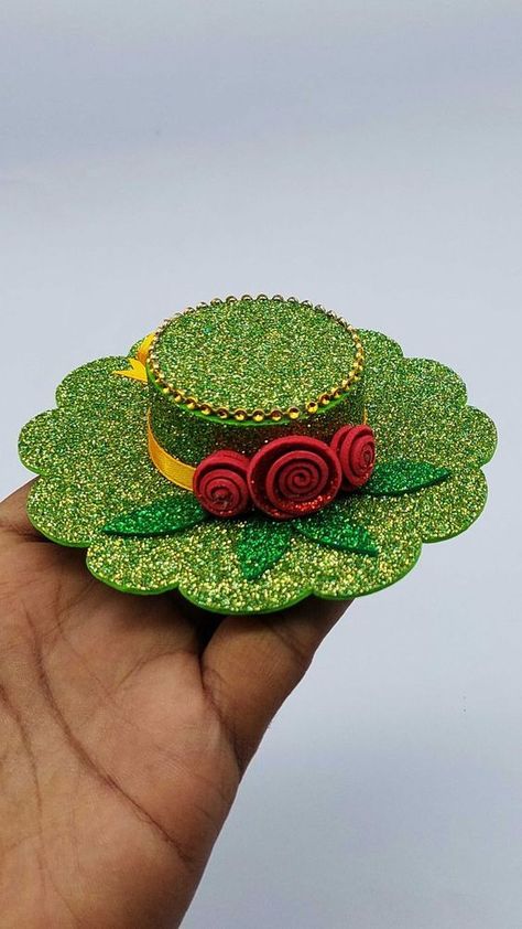 Wedding Giveaways Ideas, Paper Hat Diy, Straw Hat Crafts, Giveaways Ideas, Tiny Hats, Easter Basket Crafts, Foam Sheet Crafts, Doll Props, Hat Template