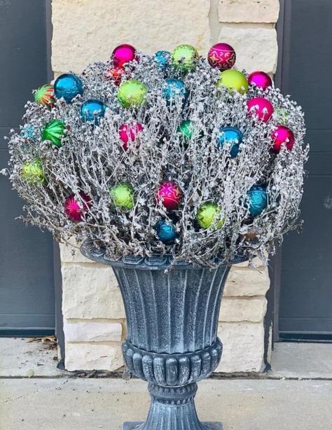 You Can Turn Dead Mums Into Christmas Decorations. Here's How. Fall Mums, Christmas Crafts For Adults, Christmas Planters, Beautiful Christmas Decorations, Personalised Christmas Decorations, Christmas Porch, Christmas Crafts Decorations, But Why, Best Christmas