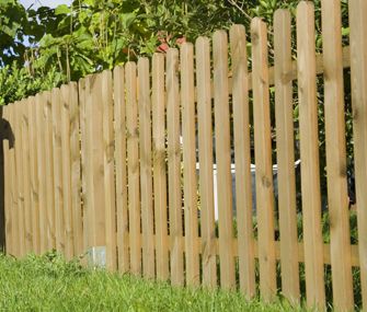 How Can I Stop My Dog from Fighting With the Neighbor Dog Through the Fence? Table Making, Pallet Fence, Front Yard Fence, Building A Fence, Farm Fence, Cedar Fence, Backyard Pergola, Modern Fence, Pallet Garden