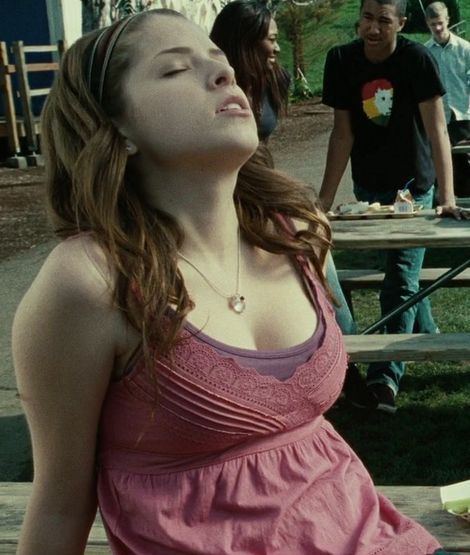 Jessica Stanley Twilight Aeropostale Beaded Babydoll Tank Top SA Pink Jessica Stanley Twilight, Jessica Stanley, Anne Kendrick, Twilight Outfits, Twilight 2008, Twilight Funny, Twilight Film, Babydoll Tank Top, Twilight Movie