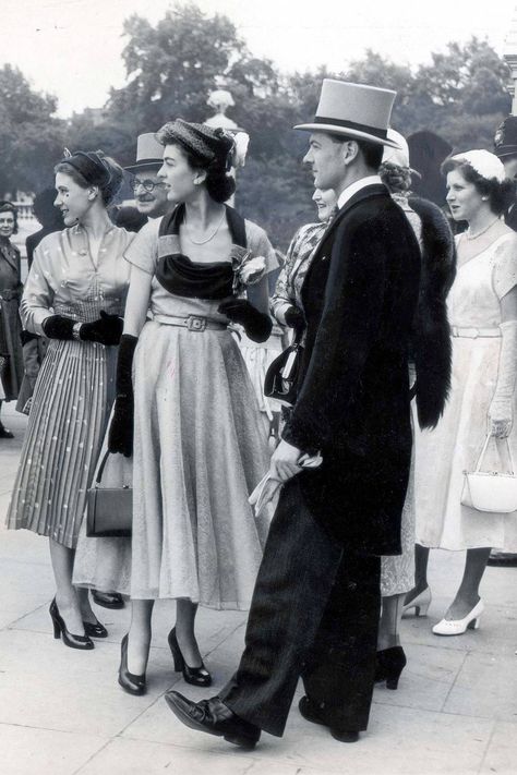 Old British Fashion, 1950s Garden, Buckingham Palace Garden Party, Royal Garden Party, Garden Party Outfit, Vintage Guide, Birthday Aesthetic, Palace Garden, Royal Garden