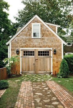 Lovely cedar shake garage with office/apartment above it. Love the garage doors too Detached Garage Designs, Carriage House Garage, Barn Garage, Garage Remodel, Casa Country, Decor Studio, Lovely Friends, Garage Apartment, Boat House