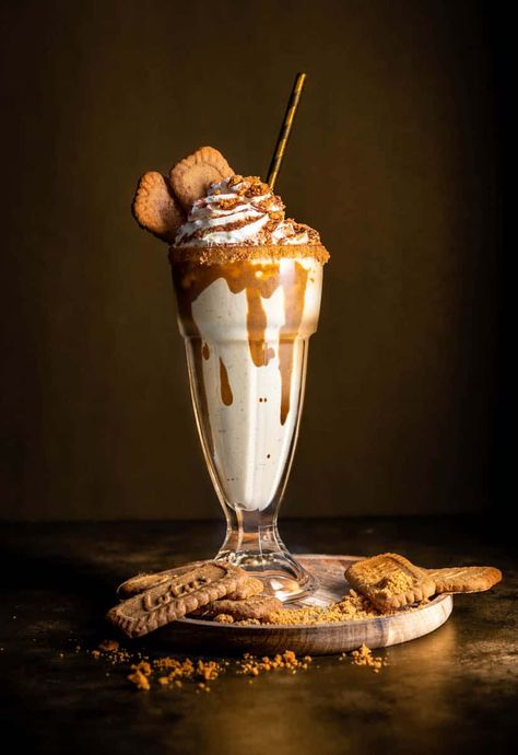 5 minute Biscoff milkshake Biscoff Frappe, Biscoff Milkshake, Homemade Milkshake, Creamy Vanilla Ice Cream, Best Milkshakes, Cinnamon Caramel, Biscoff Spread, Vanilla Milkshake, Biscoff Cookies