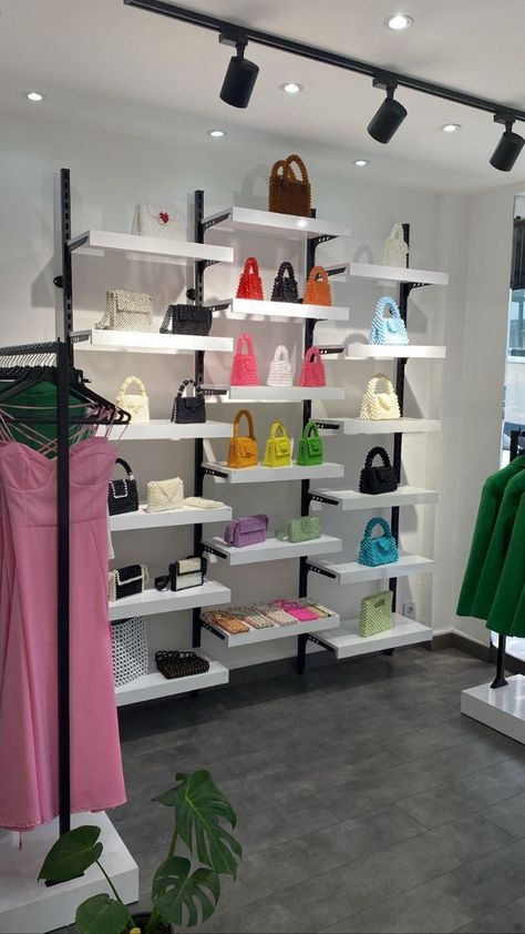 Beauty Shop Decor, Fashion Store Design, Store Shelves Design, Handbag Display, Retail Store Interior Design, Clothing Store Interior, Clothing Store Design, Closet Design Layout, Store Design Boutique