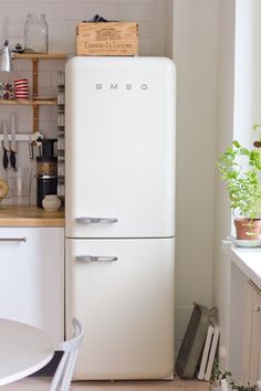 Smeg Fridge, Koti Diy, Retro Fridge, Casa Country, Decor Ikea, Casa Vintage, Ideas Hogar, Decoration Inspiration, Retro Home Decor