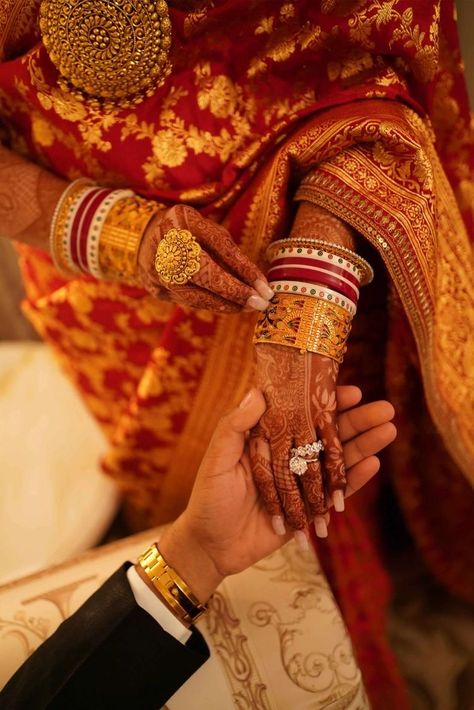 Karwachauth Photoshoot, Per Wedding Photoshoot, Bengali Wedding Couple Poses, Indian Wedding Pictures, Bride Groom Photoshoot, Wedding Jewelry Gold, Bridal Jewellery Inspiration, Groom Photoshoot, Bridal Chura