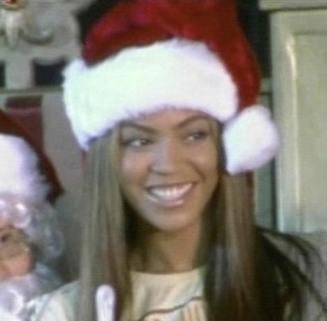 Beyoncé In Red, Funny Beyonce Pics, Beyonce Christmas Pfp, Old Beyonce Pics, Beyonce Playlist Cover, Beyoncé Reaction Pic, Letterboxd Profile Icon, Celebrity Christmas Pfp, Beyonce Pfp Funny