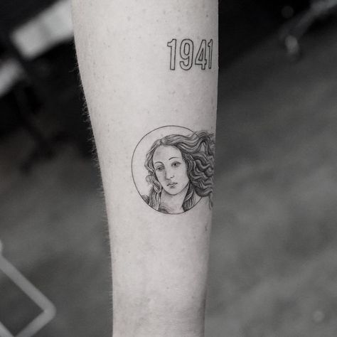 5,864 Likes, 18 Comments - Mr.K / Sanghyuk Ko (@mr.k_tats) on Instagram: “her Venus #mrktattoo #bangbangnyc” Venus Tattoo, Tattoo Henna, Birth Of Venus, 4 Tattoo, Inspiration Tattoos, Sternum Tattoo, Piercing Tattoo, Mini Tattoos, Get A Tattoo