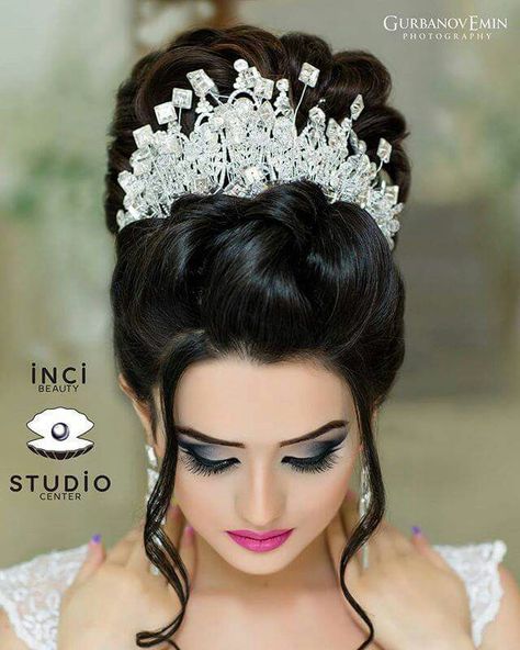 Highi style Updo With Tiara And Veil, Bridal Updo With Tiara, Hair Stely, Updo With Tiara, Long Hair With Veil, Arabic Hairstyles, Makeup Novia, Tiara And Veil, Hair With Veil