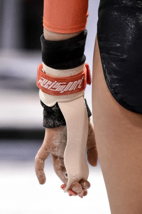 Gymnastics Aesthetic Girl, Grips Gymnastics, Artistic Gymnast, Gymnastics Aesthetic, Gymnastics Wallpaper, Acro Gymnastics, Gymnastics Grips, Gymnastics Tricks, Athletic Aesthetic