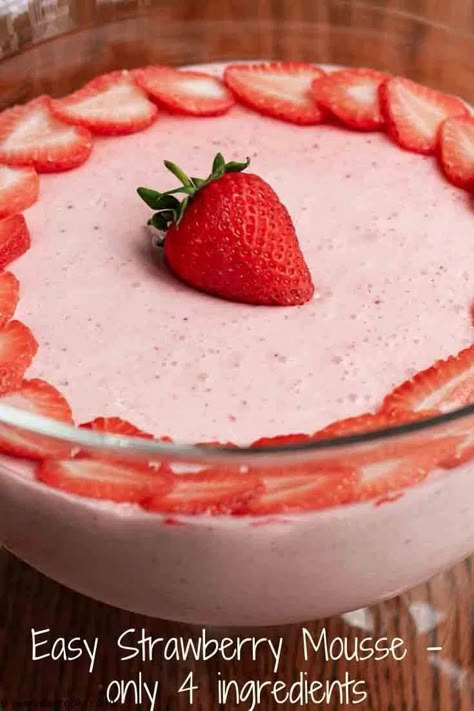 Mousse Plating, Easy Strawberry Mousse, Easy Chocolate Fudge Cake, Strawberry Mousse Recipe, Dessert For Summer, Easy Strawberry Cheesecake, Summer Pudding, Easy Chocolate Fudge, Sweet Sauces