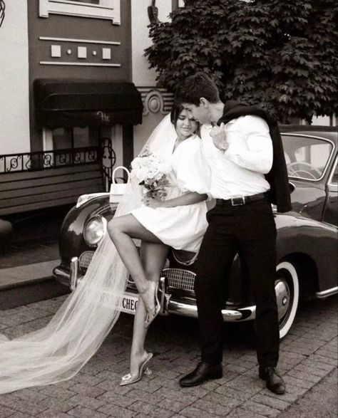 Bride And Groom Wedding Dress, Car Engagement Photos, Groom Wedding Dress, Wedding Portrait Poses, Business Photoshoot, California Wedding Photography, Wedding Picture Poses, Car Inspiration, Photo Poses For Couples