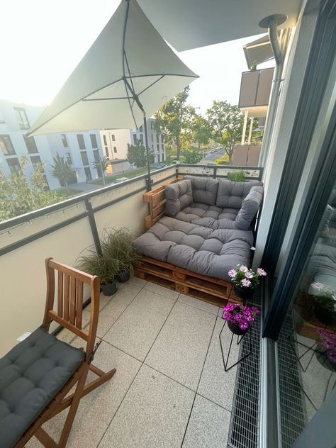 Small Outside Balcony Ideas, Balcony Sofa Diy, Small Balcony Sofa, Cool Balcony Ideas, Small Balcony Inspiration, Small Outdoor Ideas, Balkon Aesthetic, Diy Balcony Decor Ideas, Comfy Balcony