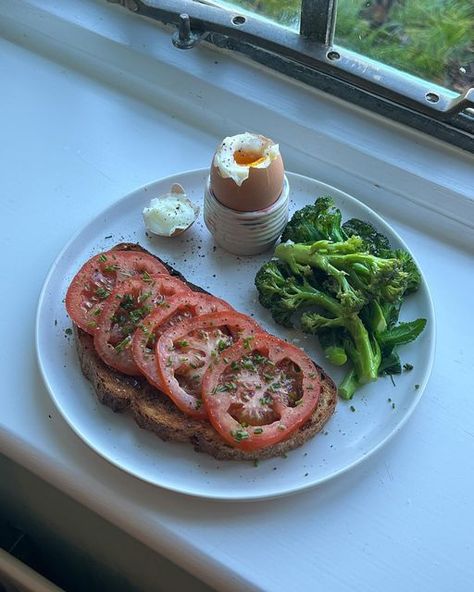 Xanthe Gladstone, Tomato Toast Aesthetic, Tomato On Toast Breakfast, Tomato Egg Toast, Aesthetic Scrambled Eggs, Eggs On Toast Aesthetic, I Want Food, Summer Tomato, How To Eat Better