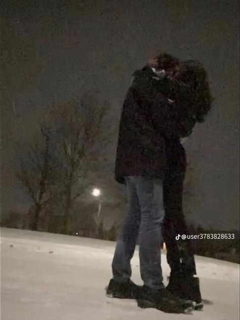 Christmas Couple Pictures, Snow Couple, Dreamland Billionaires, Snow Pictures, Winter Love, My Kind Of Love, Kissing Couples, Street Lamp, Christmas Couple