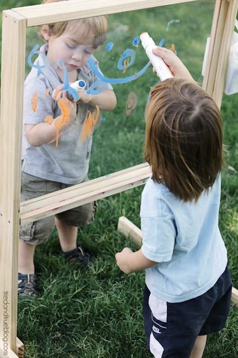 Outdoor Easel Tutorial & Plans: Making Art Outdoor Easel, Outdoor Play Space, Outside Play, Kids Outdoor Play, Playground Ideas, Natural Playground, Outdoor Classroom, Backyard Games, Children Playing