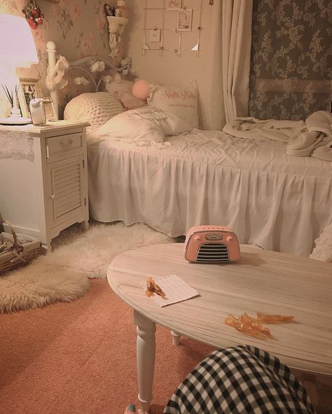 𝚏𝚞𝚓𝚒𝚌𝚘 𝚜𝚎𝚕𝚏 𝚒𝚗𝚝𝚎𝚛𝚒𝚘𝚛 on Instagram: “． 🐩‎🐾 ． #interior #interiordesign #bedroom #vintage #vintageshop #antique #myroom #girly #shabbychic #lauraashley #インテリア #インテリア雑貨…” Vintage Aesthetic Bedroom, Bedroom Aesthetic Vintage, Retro Room, Vintage Room, Bedroom Vintage, Room Design Bedroom, Dream Room Inspiration, Room Makeover Inspiration, Cute Room Decor