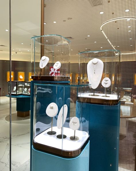 The store adopts low-saturation macaron colors, and the jewelry showcases are arranged at different heights, with a simple, fashionable and high-quality design. The overall store style is natural and fresh. #jewelrystore #jewelrystoredesign #jewelrycounter #jewelryshowcase #highendjewelry #luxuryjewelry #customjewelry #diamondjewelry Jewelry Showroom, Mitte Berlin, Jewelry Store Design, Retail Concepts, Jewellery Showroom, Stand Display, Motion Graphics Design, Jewelry Showcases, Retail Interior