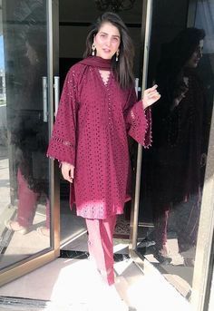 Chikan Kurta Designs Women, Pakistani Chickenkari Suits, Chickenkari Suits Designs, Chicken Dress Design, Chicken Kurti Designs, Hakoba Kurta Designs, Dress Designing Ideas, Plain Dresses, Chicken Kari