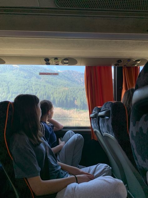 Bus Field Trip Aesthetic, Aesthetic School Trip Photos, Field Trip Pictures, Bus Trip Aesthetic Friends, School Camping Trip Aesthetic, School Trip Pictures, Bus Road Trip Aesthetic, School Trip Abroad, Bus Ride With Friends