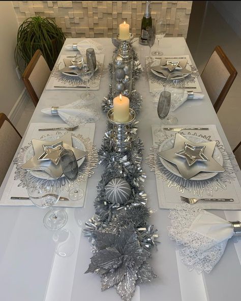 White And Silver Christmas Table Setting, Silver Christmas Centerpieces For Table, Silver And White Christmas Table Decor, Silver Christmas Table Settings, Silver Christmas Table Decorations, Silver Christmas Table, Christmas Venue, Winter Wonderland Christmas Party, Christmas Place Settings