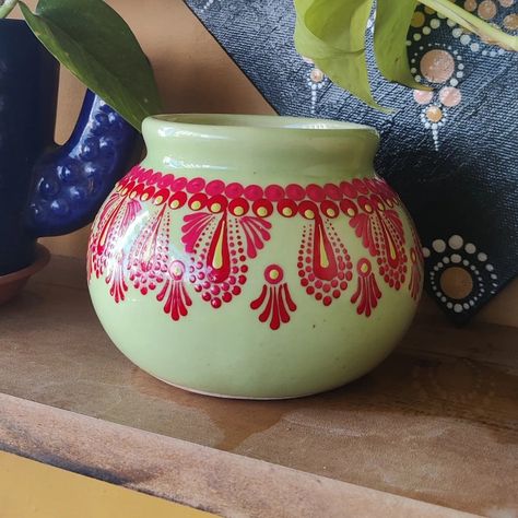 Garba Decoration Ideas At Home, Matka Painting, Garba Decoration, Flower Dictionary, Painting Indian, Pot Painting, India Home Decor, Pot Decoration, Indian Pottery