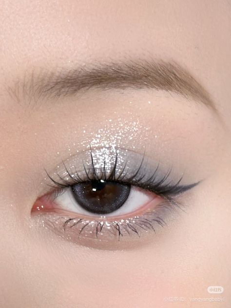 Soft Silver Eye Makeup, Silver Eye Makeup Look, Eye Makeup For Concert, Cool Tone Eye Makeup, White Makeup Ideas, Concert Eye Makeup, Grey Makeup Looks, Makeup Ideas Winter, Silver Makeup Looks