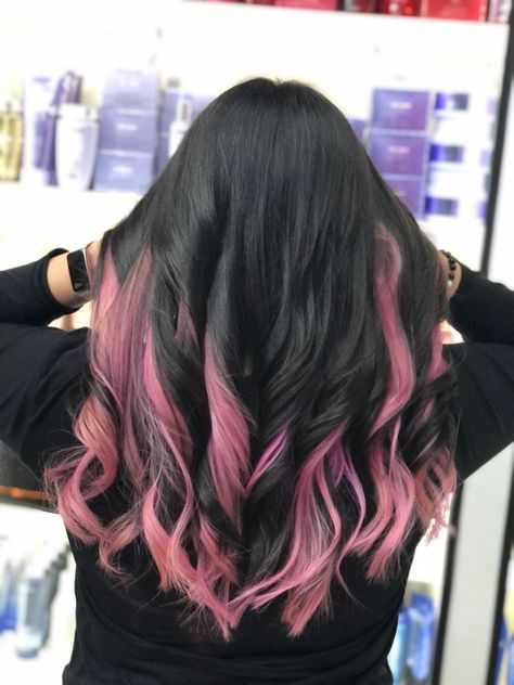 Black And Pink Balayage, Black Hair With Light Pink Highlights, Black Hair With Pink Ends, Black Hair With Pink Tips, Black Hair Pink Highlights, Black Hair With Pink Highlights, Pink Hair Tips, Kpop Hairstyles, Pink Hair Streaks