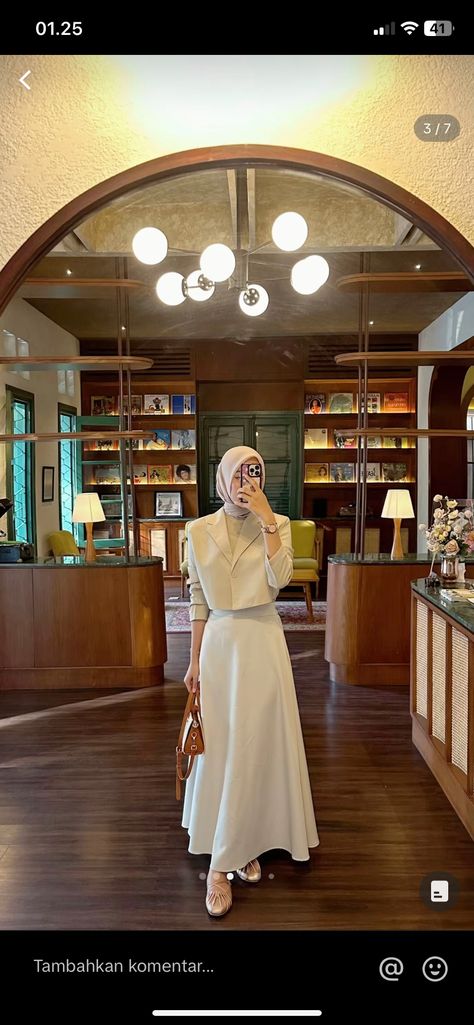 Ootd Dress Hijab Casual, Ootd Rok Satin, Formal Look Hijab, White Dress For Hijab, Selempang Wisuda Aesthetic, Hijab Kondangan Outfit, Outfit Formal Hijab, Dress White Hijab, Style Kondangan Hijab