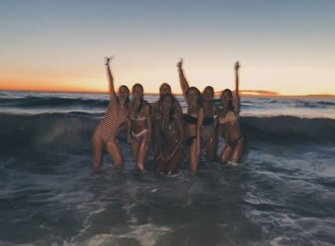 The Pogues Outer Banks, Pogues Outer Banks, Friends Pics, Beach Friends, Dream Summer, Pics To Recreate, Summer Goals, Summer Friends, Friend Group