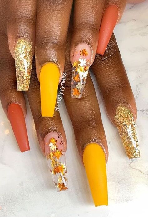 Fall Leaf Nails 2022, Fall Stilleto Nails Long, Long Nail Designs Fall, Fall Nails Yellow, Fall Yellow Nails, Colorful Fall Nails, Fall Naildesign, Fall Color Nail Designs, Fall Nail Inspiration Autumn