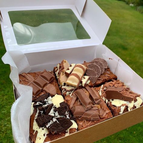 Gourmet Brownies Boxes, Selling Brownies Packaging, Brownie Gift Box Ideas, Brownie Treat Boxes, Bakery Treat Boxes, Brownie Box Ideas, Decorated Brownies Ideas, Brownie Boxes Packaging, Brownies Packaging Ideas Boxes