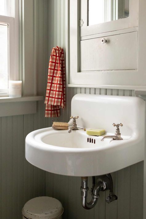 5 Styling Tips To Create The Ultimate Bathroom Oasis – Schoolhouse Cape Cod House Bathroom, Small Vintage Bathroom Sink, Big Bathroom Decor Ideas, Bathroom Trash Can Ideas, Cottage Terrace, Schoolhouse Bathroom, 1920 Bathroom, Vintage Bathroom Sink, 1920s Bathroom