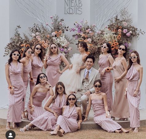 Bachelorette Party Dress For Bridesmaid, Wedding Entourage Poses, Bridesmaid Shoot Photo Ideas, Entourage Photoshoot Ideas, Inspirasi Gaun Bridesmaid Hijab, Bridemaids Pose, Bridemaid Photos With Bride, Bresmaid Dresses, Bridesmaid Poses With Bride