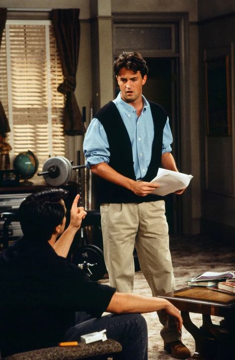 Chandler Bing Outfits, Dad Outfits, Chandler Friends, Friend Costumes, Sweater Vest Outfit, Tv Show Outfits, Chandler Bing, Matthew Perry, 90s Outfit