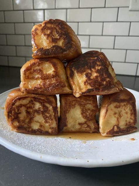 Hawaiian Roll French Toast Hawaiian Roll French Toast, Bite Size Breakfast, Peanut Butter Banana Pancakes, French Toast Recipes, French Toast Bites, Challah French Toast, Hawaiian Roll, Morning Meals, Mini Breakfast