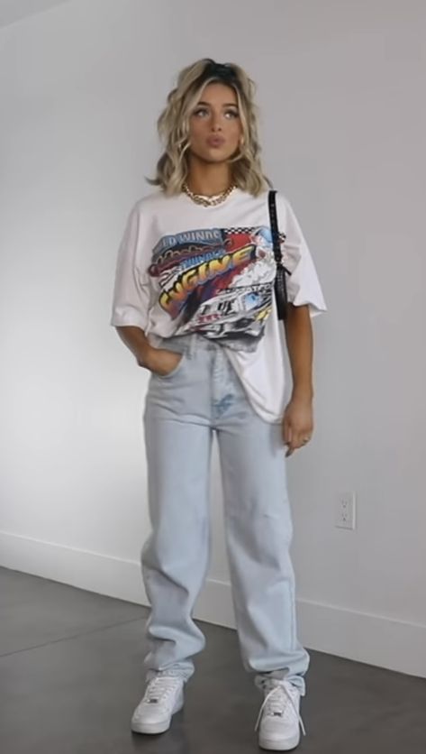 Big T Shirt And Jeans Outfit, Style Oversized Tshirt Jeans, Oversized Tshirt Outfit Photos, Cargo Jeans And Oversized Shirt, Mom Jeans Oversized Tee, Wide Leg Jeans Rasgada, Jeans And T Shirt Outfit, Long Tee Shirts, Tee Shirt Outfit