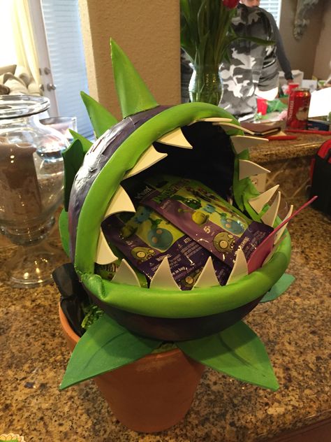 Plants vs zombies chomper goodie bag holder Plants Vs Zombies Birthday Party Food, Plants Vs Zombies Trunk Or Treat, Plants Vs Zombies Birthday Party Ideas, Plant Vs Zombies Party Ideas, Chomper Plants Vs Zombies, Plants Vs Zombies Chomper, Zombie Party Ideas, Plants Vs Zombies Cake, Zombie Decorations