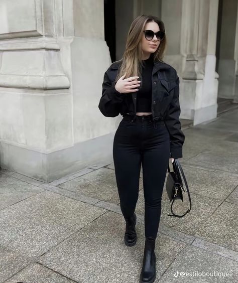 Black Chelsea Boots Outfit Women, Black Chunky Boots Outfit, Black Jean Jacket Outfits, Combat Boots Aesthetic, Black Chelsea Boots Outfit, Casual Business Outfits, 30s Outfits, Outfits Leggins, Blouse Outfit Casual