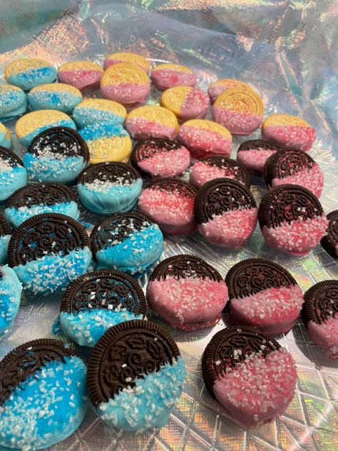 Gender Reveal Appetizers, Gender Reveal Oreos, Gender Reveal Food Ideas Appetizers, Gender Reveal Candy Table, Easter Gender Reveal Party, Gender Reveal Candy, Unique Gender Reveal Party Ideas, Gender Reveal Dessert, Gender Reveal Food