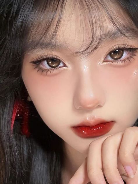 Korean Christmas makeup look: glossy red lips + glittery eyes Asian Makeup Looks Hooded Eyes, Christmas Makeup Art, Christmas Makeup Looks Simple, Creative Christmas Makeup, Eyeliner Creative, Christmas Eyeliner, Simple Christmas Makeup, Makeup Looks Christmas, Makeup Ideas Christmas