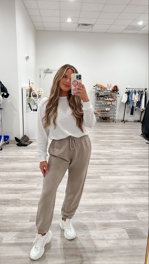 Womens Khaki Pants Outfit, Sahm Wardrobe, Jogger Sweatpants Outfit, Khaki Pants Outfit, Japan Outfits, Cute Sweatpants Outfit, Sweatpants Outfits, Cute Sweatpants, Hipster Looks