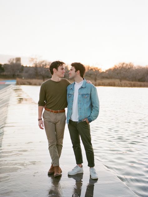 Gay Couple Photoshoot, Men Photoshoot, Kissing Couples, Couple Photoshoot, Gay Love, Man In Love, Couple Portraits, Photoshoot Poses, Couples Photoshoot