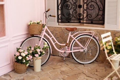 Pink bike with basket with bouquet flowe... | Premium Photo #Freepik #photo #flower #pink #vintage #space Pink Bike With Basket, Coffee Shop Vintage, Street Coffee Shop, Bicycle Aesthetic, Bici Retro, Aesthetic Bike, Bike With Basket, Pink Bicycle, Beach Bicycle