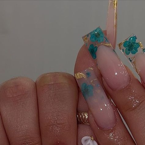 Zaira on Instagram: "Encapsulated flowers have me in a chokehold😩😍 • • • • • • • Inspo @nailsw.a 😍 • • • #nails #acrylicnails #nailsnailsnails #nailsbyzairaa #nailsoftheday #nails2023 #trending #nailtrend #nailart #nailtech #beauty #michigannailtech #49509 #grnailtech #grandrapidsnails #grandrapidnailtech #616nails #616nailtech" Encapsulated Nails Design, Encapsulated Nails Short, Nails With Real Flowers Inside, Floral Encapsulated Nails, Encapsulated Flower Nails, Nails With Encapsulated Flowers, Flower Encapsulated Nails, Short Encapsulated Nails, Short Encapsulated Nails Flowers