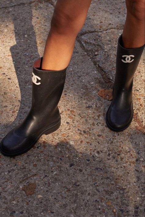 Chanel Rain Boots Outfit, Chanel Rubber Boots, Chanel Rainboots, Black Rain Boots Outfit, Chanel Rain Boots, Designer Rain Boots, Summer Boots Outfit, Fits For Fall, Bad Shoes