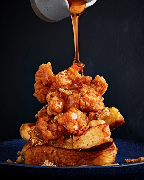 Chicken And Waffles Photography, Fried Toast Recipe, Chicken Brunch Ideas, French Toast And Chicken, Fried Chicken Photography Food Styling, Fried Chicken Photography Styling, French Toast Photography, Chicken And French Toast, Fried Chicken Photography